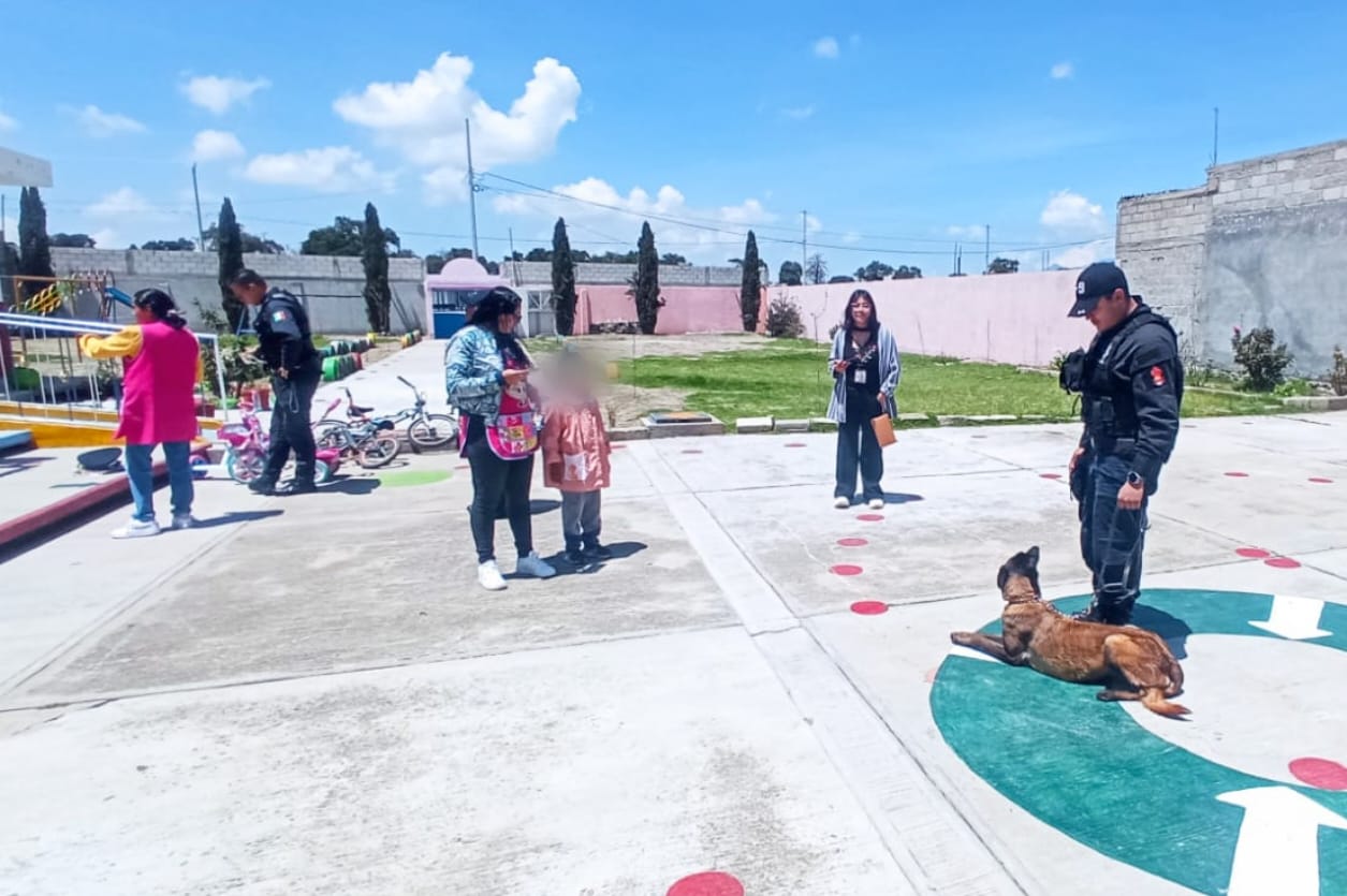 Policía Municipal de Huamantla establece lazos de confianza con niñas y niños de San José Xicohténcatl